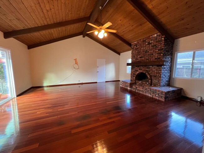 Building Photo - SILVER SPUR EXECUTED FAMILY HOME