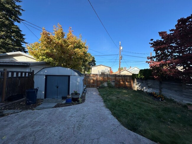 Building Photo - Fully furnished, short term 1 bedroom!