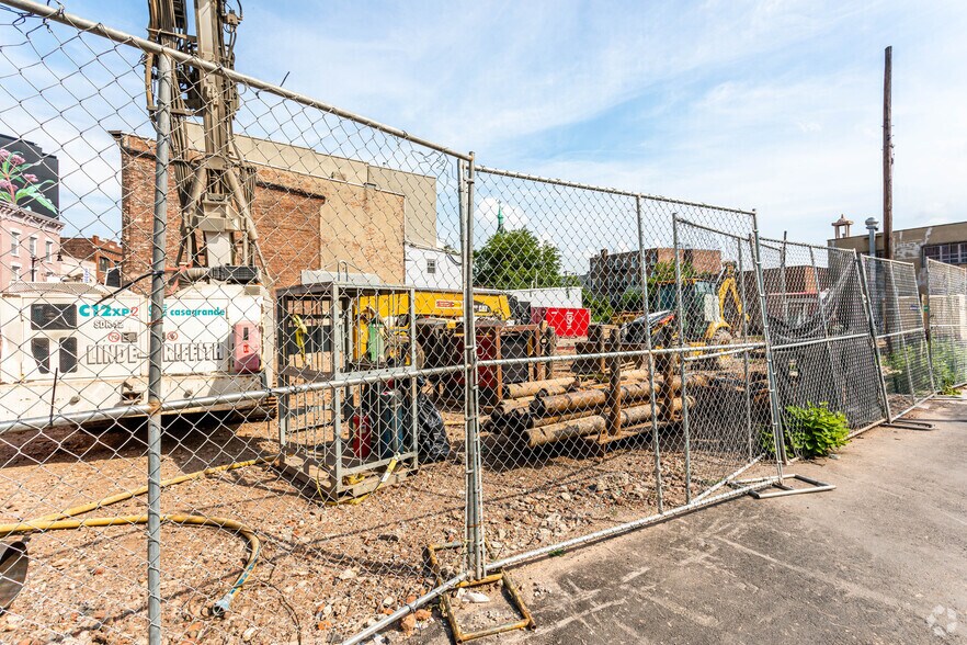 Building Photo - 626 Newark Ave