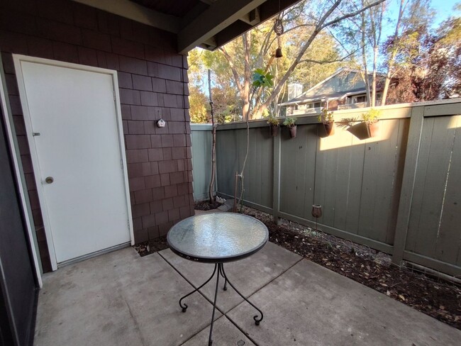 Building Photo - Stellar San Ramon Location- Lovely 2 bd Co...