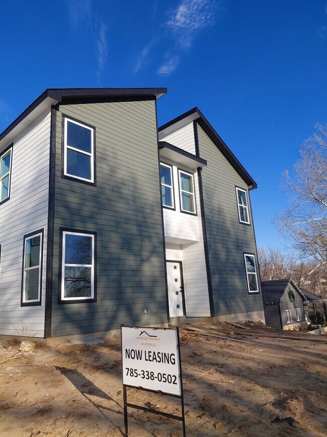 Building Photo - 707/709 Maple Street