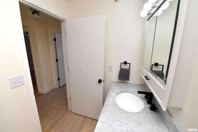 Building Photo - 123 SW Jefferson Ave