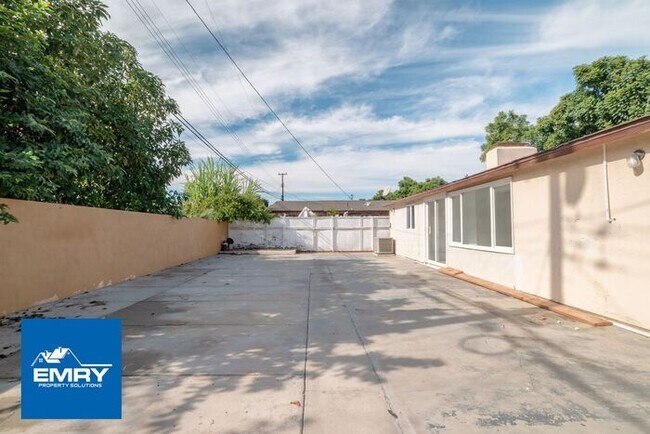 Building Photo - GREAT LOCATION 4 BEDROOM 2 BATH HOME IN WH...