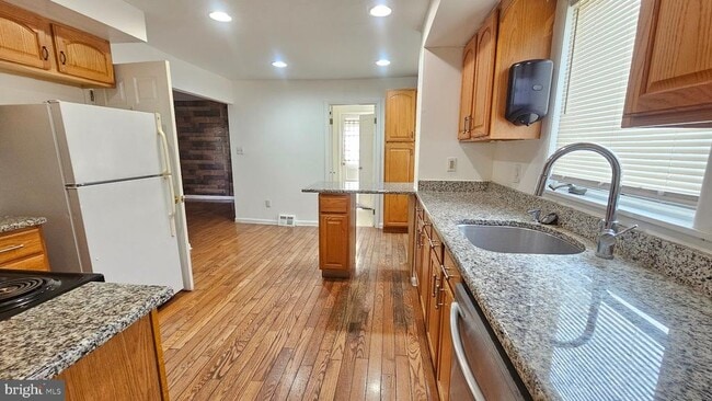 Building Photo - 328 Rees Dr