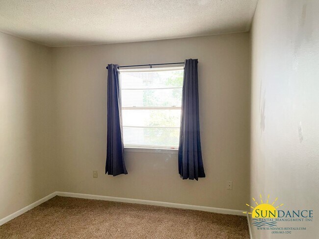 Building Photo - Great 3 Bedroom Townhouse in Shalimar