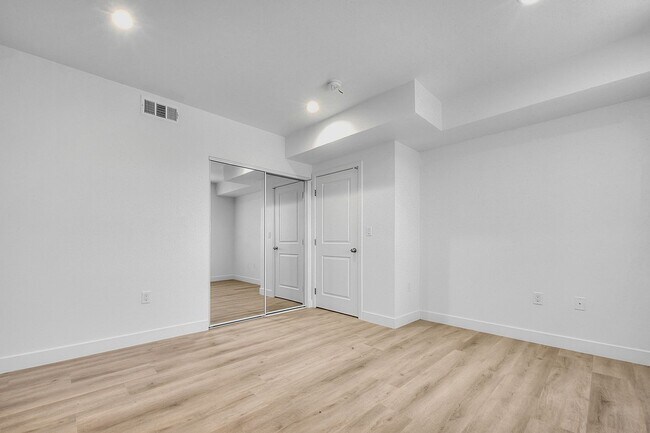 Building Photo - 5852 Vineland Ave