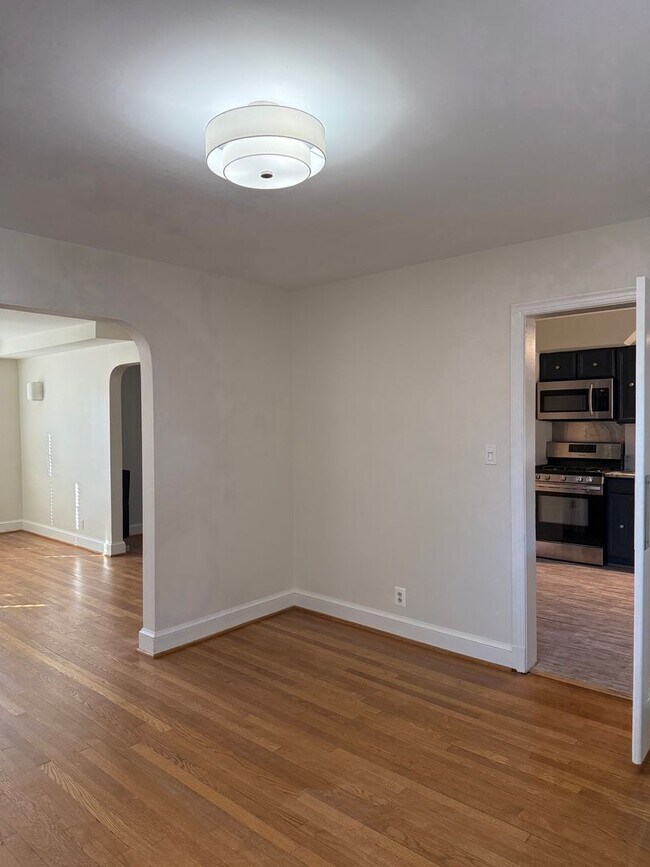 Building Photo - Discover comfort and convenience in charming North Michigan Park!