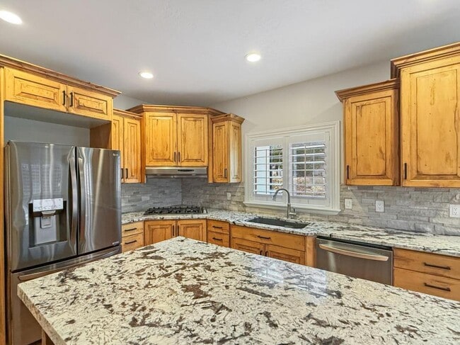 Building Photo - 1615 E Lakeview Way