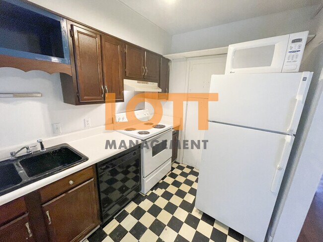 Building Photo - 600 University Rdg