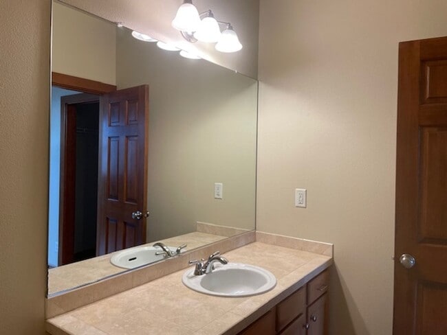 Building Photo - Lovely Corner Lot with Open Floor Plan, High Ceilings, Gourmet Kitchen.