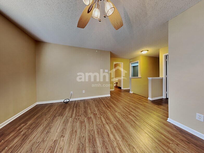 Building Photo - 10981 Clear Spring Dr