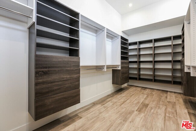 Building Photo - 912 N Crescent Heights Blvd