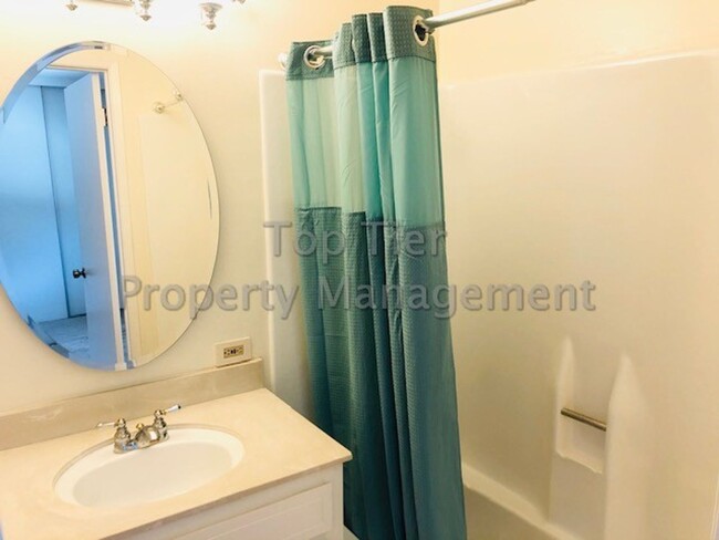 Building Photo - Very nice 2 Bed/ 1.5 Bath /1,263 Sqft Waln...