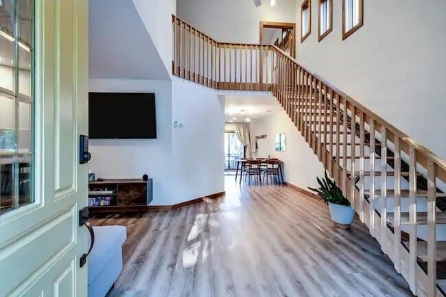 Primary Photo - 6011 South Ct