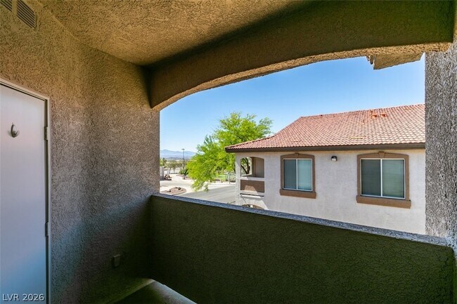 Building Photo - 2305 W Horizon Ridge Pkwy