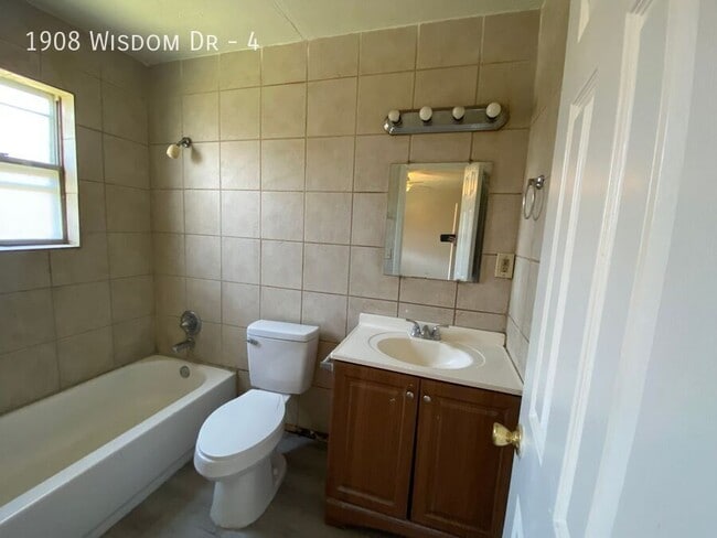 Building Photo - 1908 Wisdom Dr