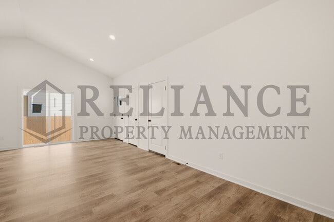 Building Photo - 5249 N Pinecrest Ct