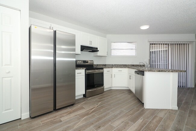 Building Photo - Villas At Pine Hills