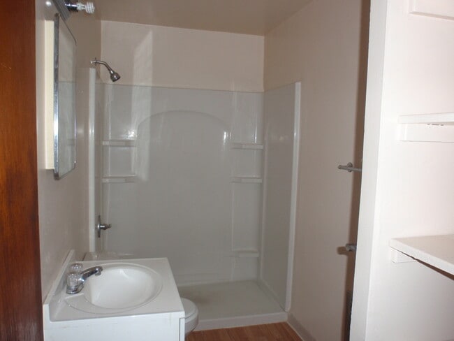 Building Photo - Clean THREE Bedroom Home