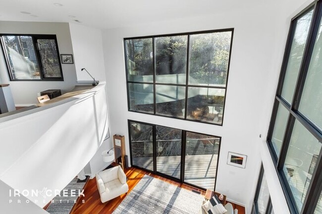 Building Photo - 910 Rockhold Dr
