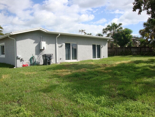 Building Photo - 1415 Lake Victoria Dr
