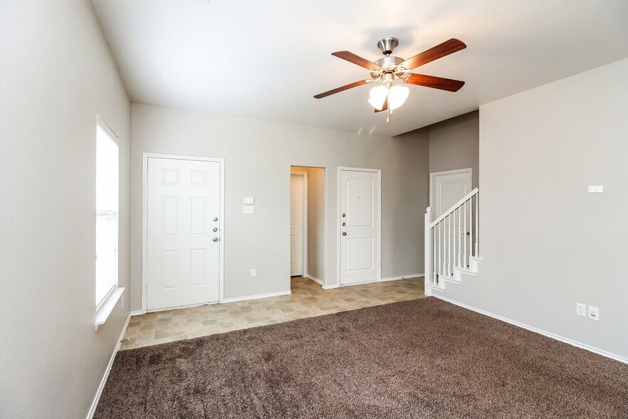 Building Photo - 2005 Blakehill Dr