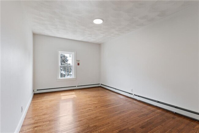 Building Photo - 418-418 Admiral St
