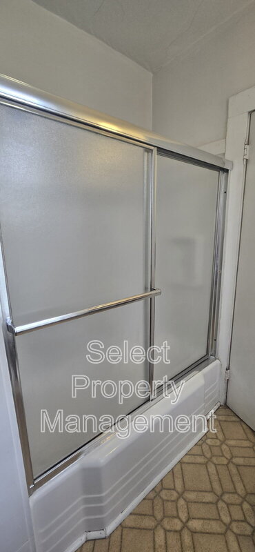 Building Photo - 912 Loree St