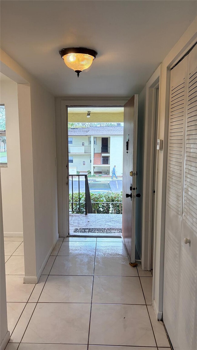 Building Photo - 5515 N Lakewood Cir