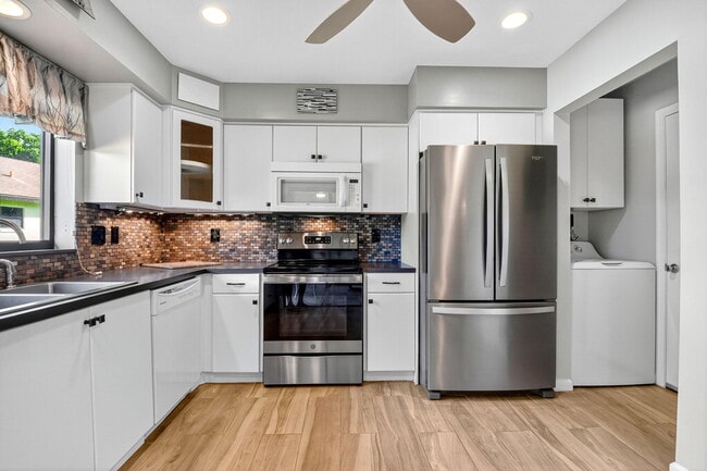 Building Photo - 4866 Dovewood Cir