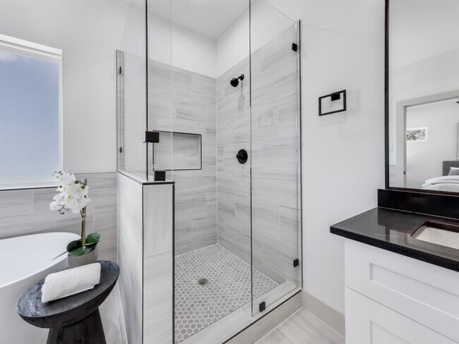 Building Photo - 2410 Vaughn St