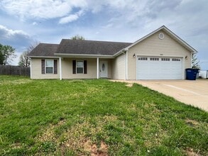 Building Photo - Well-Maintained 3BR/2BA Home in the Heart of Desloge