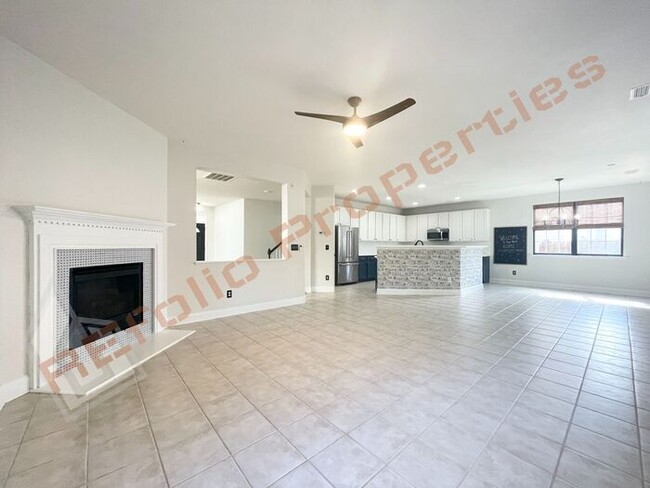 Building Photo - Beautiful 4 bedroom 2.5 bath house w/ Fire...