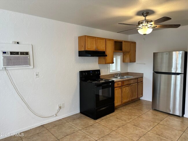 Building Photo - 427 E Friar Ave