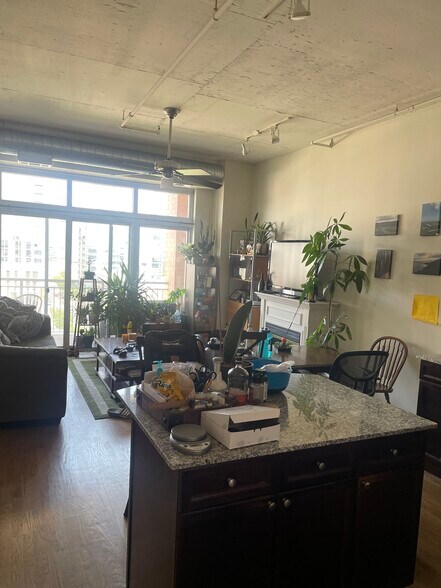 Building Photo - 950 W Monroe St