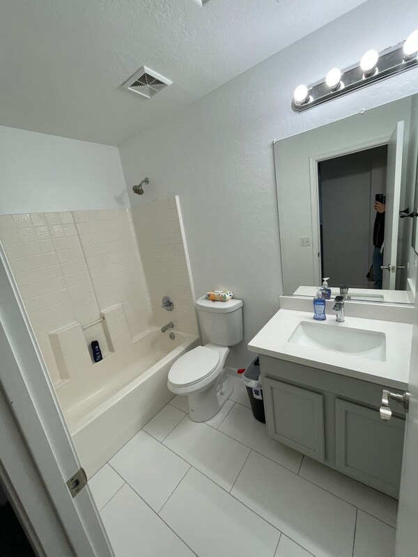 Building Photo - 1367 E 10th Pl