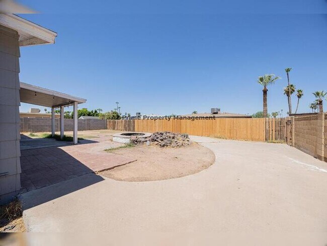 Building Photo - 4704 S La Rosa Dr