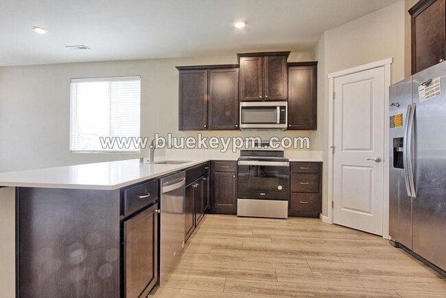 Building Photo - 4 Bed, 3 Bath Home Just off Ward Road and 4th Plain Blvd