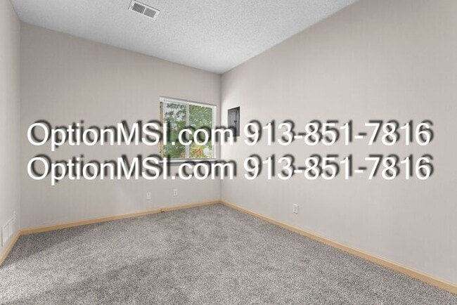 Building Photo - Well Maintained Half Duplex