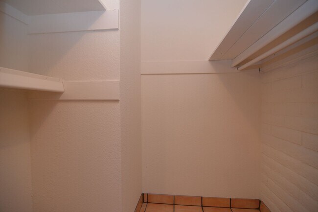 Building Photo - Charming 2 Bedroom 1 Bath Home! Great South Tucson Location!