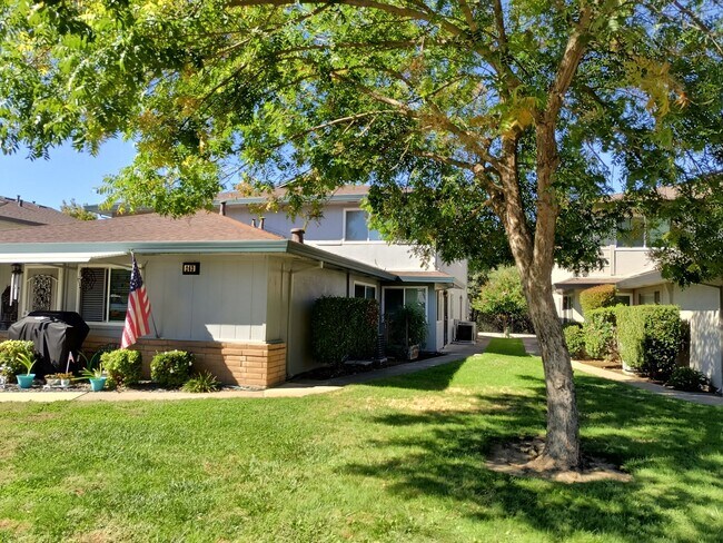 Building Photo - AVAILABLE NOVEMBER 1ST! Cute updated 2 bed...
