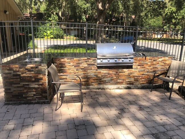 Building Photo - Great location, 2/2 close to UF , Shopping & Dining