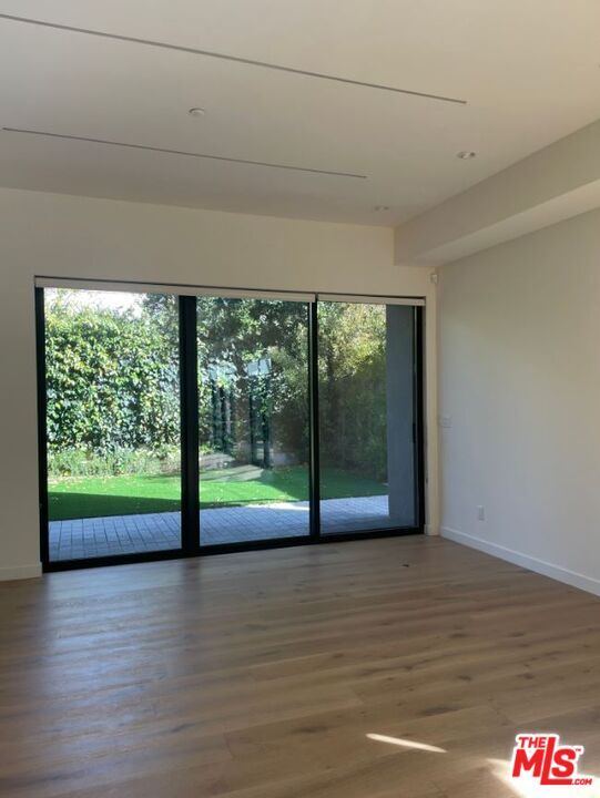 Building Photo - 1542 N Hoover St