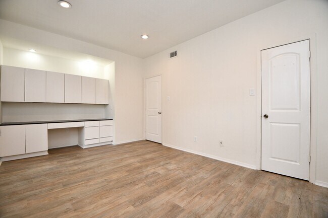 Building Photo - 720 Bering Dr