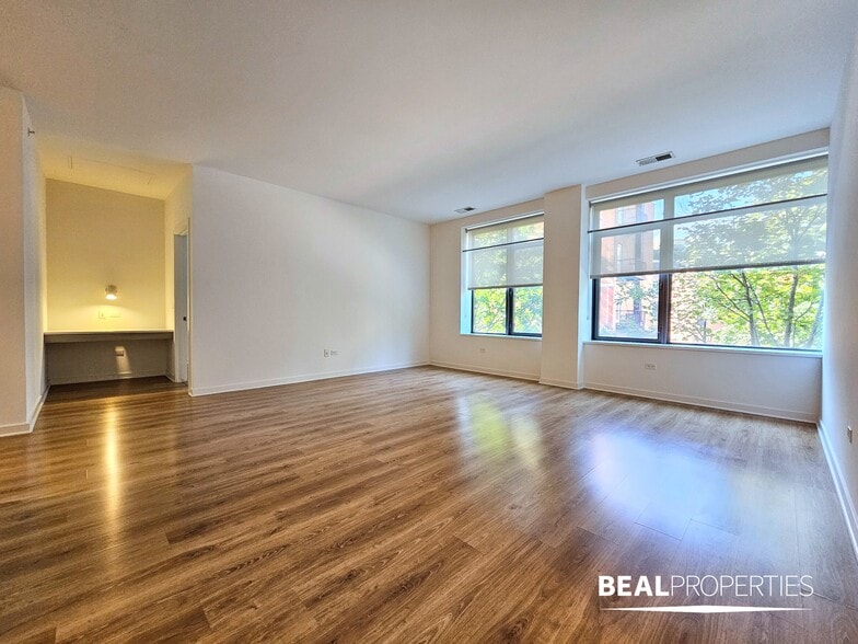 Building Photo - 548 W Webster Ave