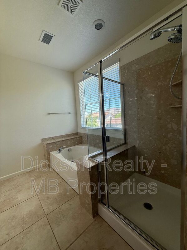 Building Photo - 10760 Ridgebrook Dr