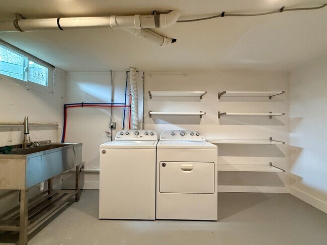 Building Photo - Beautifully remodeled mid-century modern h...