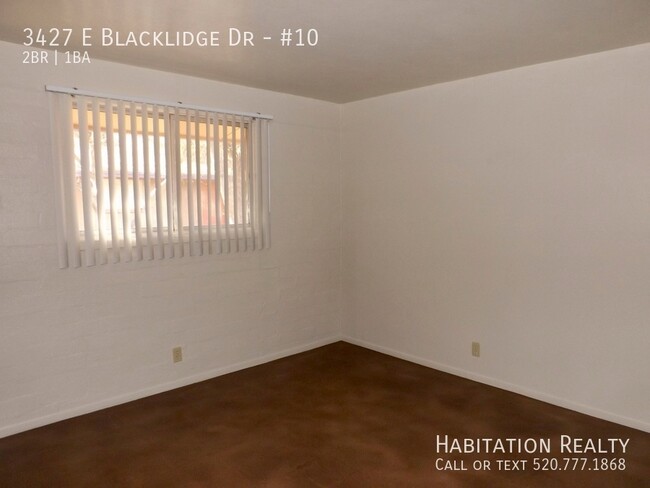 Building Photo - Lovely 2Bed/1Bath with a Community Pool in...