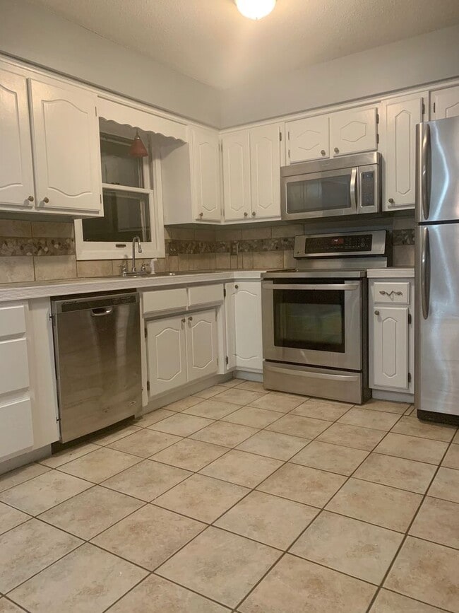 Building Photo - Amazing 3 Bedroom 1.5 Bathroom Home in Coo...