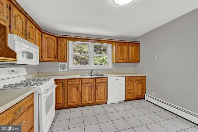 Building Photo - 260 Paradise Rd